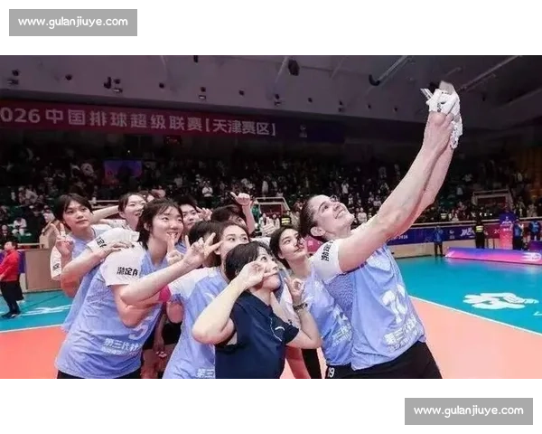 中国女排鏖战赛尔维亚激情四溢 决胜局角逐演绎精彩对决